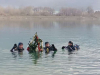 NEOBIČNA ČESTITKA IZ HERCEGOVINE: Ronioci potopili okićeni bor u Mostarsko jezero, sve vrijeme je...