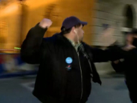 DOK JE ČEKAO UKLJUČENJE U PROGRAM: Da li je osoba koja je napala novinara N1 ista ona koja je nešto ranije demolirala... (VIDEO)