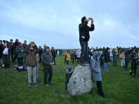 SLAVILI ZIMSKI SOLSTICIJ: Na hiljade ljudi se okupilo kod Stonehengea u južnoj Engleskoj (FOTO)