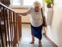 SIMPTOM KOJI SE MOŽE PRIMIJETITI: Ovaj znak upozorava na demenciju, a javlja se kada hodamo po stepenicama