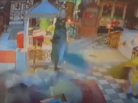 NEVJEROVATAN SNIMAK IZ UKRAJINE: Svećenik za dlaku izbjegao smrt tokom ruskog napada (VIDEO)