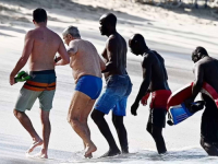 NEMA PREDAJE: Milijarder i u 93. godini života rado ide na plažu, pomaže mu svita pomoćnika (FOTO)