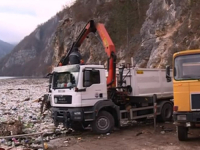 EKOLOŠKA KATASTROFA NA DRINI: Rijekom plutaju tone otpada, plastične boce, auto gume, burad, drveće, građani zabrinuti...