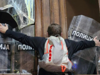 I DALJE VLADA HAOS U BEOGRADU: Specijalci tuku palicama i hapse, demonstranti bježe po parkovima