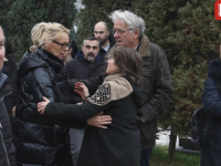 NA SARAJEVSKOM GROBLJU BARE: Dženana Sudžuka sa kćerkama sahranila majku Bahru, zet Goran Bregović nije došao (FOTO)