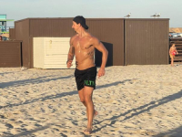 ATRAKCIJA NA PLAŽI: Ibrahimović ni na odmoru ne može bez fudbala (VIDEO)