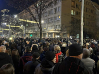 HAOS U BEOGRADU: Traži se poništavanje izbora, na zgradu RIK-a bacaju sve što im se nađe pri ruci... (FOTO, VIDEO)
