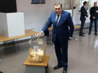 NE MOŽE BEZ SKANDALA: Dodik ismijava i zakone Srbije, pogledajte šta je danas uradio u Konzulatu Srbije u Banjoj Luci... (VIDEO)