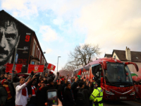 NAVIJAČI LIVERPOOLA NAPALI AUTOBUS S IGRAČIMA UNITEDA: Klub se oglasio saopštenjem (VIDEO)