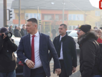 HAJ'MO KUĆI PJEVAJUĆI: Nenad Nešić zakasnio na ročište Dodiku, nisu mu dali da uđe (FOTO)