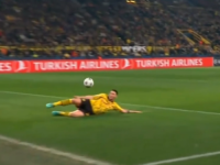 FRANCUZ NIJE MOGAO DA VJERUJE: Mbappe je dobio fantastičnu dugu loptu, predriblao golmana, a onda desila intervencija kakva se ne pamti (VIDEO)