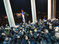 OPŠTI HAOS U BEOGRADU: Veliki protest opozicije, žandarmerija rastjeruje okupljene ispred zgrade RIK-a, bačen suzavac