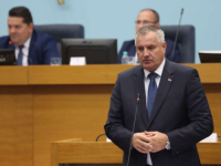 RADOVAN VIŠKOVIĆ U LOVAČKOM ODIJELU: 'Gdje su materijali za sjednicu NSRS-a?'