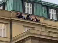 STUDENTI SA FOTOGRAFIJE KOJA JE POSTALA SIMBOL UŽASA: 'Bila je to zamka, čuli smo ga kako dolazi!' (FOTO/VIDEO)