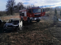 POŽAR KOD BH. GRADA: Izgorjela dva automobila, vatra se proširila sa suhe trave