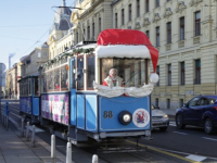 BLAGDANSKA SRAMOTA ZA ZAGREB: U božićnom tramvaju na melodiju 'Zvončića' Djed Mraz pjeva 'Za dom spremni'