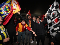 NAVIJAČI NAJVEĆIH TURSKIH KLUBOVA NA ISTOM MJESTU: Fudbaleri Fenera i Galate dočekani kao heroji na istanbulskom aerodromu (VIDEO)