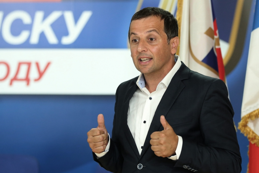 VUKANOVIĆ ZATRESAO POLITIČKU SCENU U BiH: ‘Neka građani Federacije znaju. Uz pomoć Trojke, Dodik i njegove bliske firme su od države dobili 100 miliona KM za dva mjeseca!’