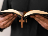 MUŠKARAC KOLABIRAO NA SEKS-ŽURCI U NJEGOVOJ KUĆI: Sveštenik u zatvoru nakon orgija