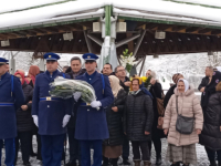 UKAZATI NA ČINJENICE, KO ZNA KOJI PUT: Udruženja žrtava položila cvijeće u Potočarima, traže da se 9. januar proglasi danom žalosti
