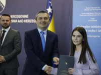 RADI SE O DJECI IZ RAZLIČITIH POVRATNIČKIH SREDINA: U Vladi Federacije BiH dodijeljene stipendije za 933 studenta