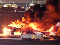 SPRIJEČENA JOŠ VEĆA NESREĆA: Kako je za 90 sekundi evakuisano gotovo 400 putnika iza japanskog aviona u plamenu (VIDEO)