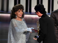 ČUVENA GLUMICA IZ 'DINASTIJE': Joan Collins oduševila izgledom na dodjeli nagrada 'Emmy' (FOTO)