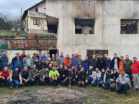 NAPRAVILI PLAN I KRENULI U AKCIJU: Komšije obnavljaju kuću porodice Kahrić nakon požara (FOTO)