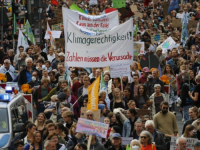 ČAK SU I PLIVALI U RIJECI SPREE: Greenpeace u Njemačkoj protestuje zbog prekršenih obećanja vlade