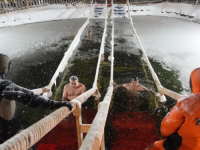 PRAZNOVANJE NA RUSKI NAČIN: Počelo je tradicionalno kupanje u ledenoj vodi na Bogojavljenje