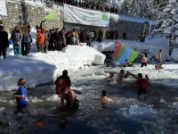 OVO SE ZOVE HRABROST: Zaplivali u ledenom jezeru na nadmorskoj visini od 1.700 metara