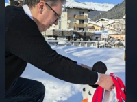VUČIĆ I ZIMSKE RADOSTI: Ispunio obećanje, u Švicarskoj napravio Snješka Bijelića (VIDEO)