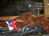 POLJACI SE OKOMILI NA RUSKE DIPLOMATE: Dvije tone đubriva i krvava zastava pred kućom ambasadora