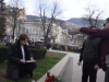 REAGOVALA I POLICIJA: Prolaznik u Sarajevu uništio fotografiju Alekseja Navaljnog postavljenu uz cvijeće i svijeće (VIDEO)