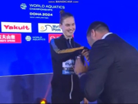 TAKO JE, NAKLONI SE ŠAMPIONKI: Bivši Vučićev ministar sporta i veliki vaterpolista poljubio ruku i odao priznanje Lani Pudar