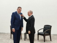 DA NE IDE KUĆI PRAZNIH RUKU KAD JE VEĆ PREVALIO TOLIKI PUT: Vladimir Putin uručio Miloradu Dodiku Orden...