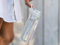 PONEKAD BI MOGLO DOĆI DO OZBILJNIH ZDRAVSTVENIH POSLJEDICA: Jesu li popularne boce krive što pijemo previše vode?