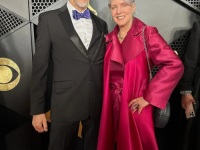 NA DODJELI GRAMMYJA: Majka Billie Eilish se pojavila u kreaciji poznatog bh. brenda Kaftan studio