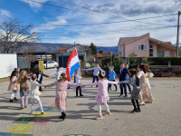 SKANDAL ZA SKANDALOM IZ MOSTARA: Karneval za osnovce sa zastavom Hrvatske, na zidovima učionica grbovi Herceg-Bosne, križevi i raspela (FOTO)
