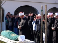'SVE MU JE ŠEHIDSKO, A ON ČASTAN I USPRAVAN': U Kozarcu klanjana dženaza Taibu Foriću kome je Vojska RS-a ubila oca, brata, suprugu, četiri sina i snahu