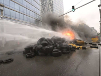 HAOS U BRISELU: Poljoprivrednici probijaju barikade, policija bježi, aktivirani vodeni topovi (VIDEO)