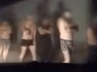 GUARDIAN OBJAVIO ŠOKANTNE SNIMKE: Srpska policija prisilila migrante da se skinu u donji veš (VIDEO)