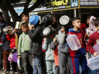 POTRESNI PRIZORI: Palestinska djeca satima čekaju u redu za hranu