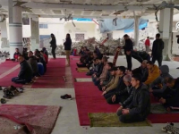 IZRAEL DIREKTNO BOMBARDUJE HISTORIJSKO I KULTURNO NASLIJEĐE: Palestinci u ruševinama džamije u Gazi klanjali džuma-namaz (VIDEO)