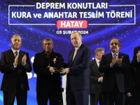 SVEČANA CEREMONIJA U HATAYU: Erdogan uručio ključeve stanova građanima koji su u zemljotresu ostali bez krova nad glavom