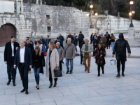 NA STRANAČKOM SKUPU U ZADRU: Maskirani počinitelj zalio tekućinom neugodnog mirisa Danela Radetu, predsjednika zadarskog SDP-a, u trenutku dok je bio s predsjednikom...