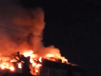 PROCURILI ZASTRAŠUJUĆI SNIMCI IZ RUSIJE: Bjesni ogromni požar na krovu u Krasnodarskoj regiji…