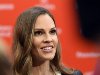 RAZNJEŽILA FANOVE: Hilary Swank prošle godine u 49. godini rodila blizance, a sad otkrila... (FOTO)