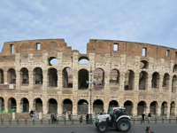 JOŠ JEDAN ĐIR: Nezadovoljni poljoprivrednici s traktorima prošli pored rimskog Colosseuma (VIDEO)