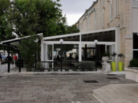 RUGLO IZ OMILJENOG GRADA BH. GRAĐANA NA MORU SE UKLANJA: Došao je kraj 'plastenicima', ugostitelji uklanjaju nepropisne bašte